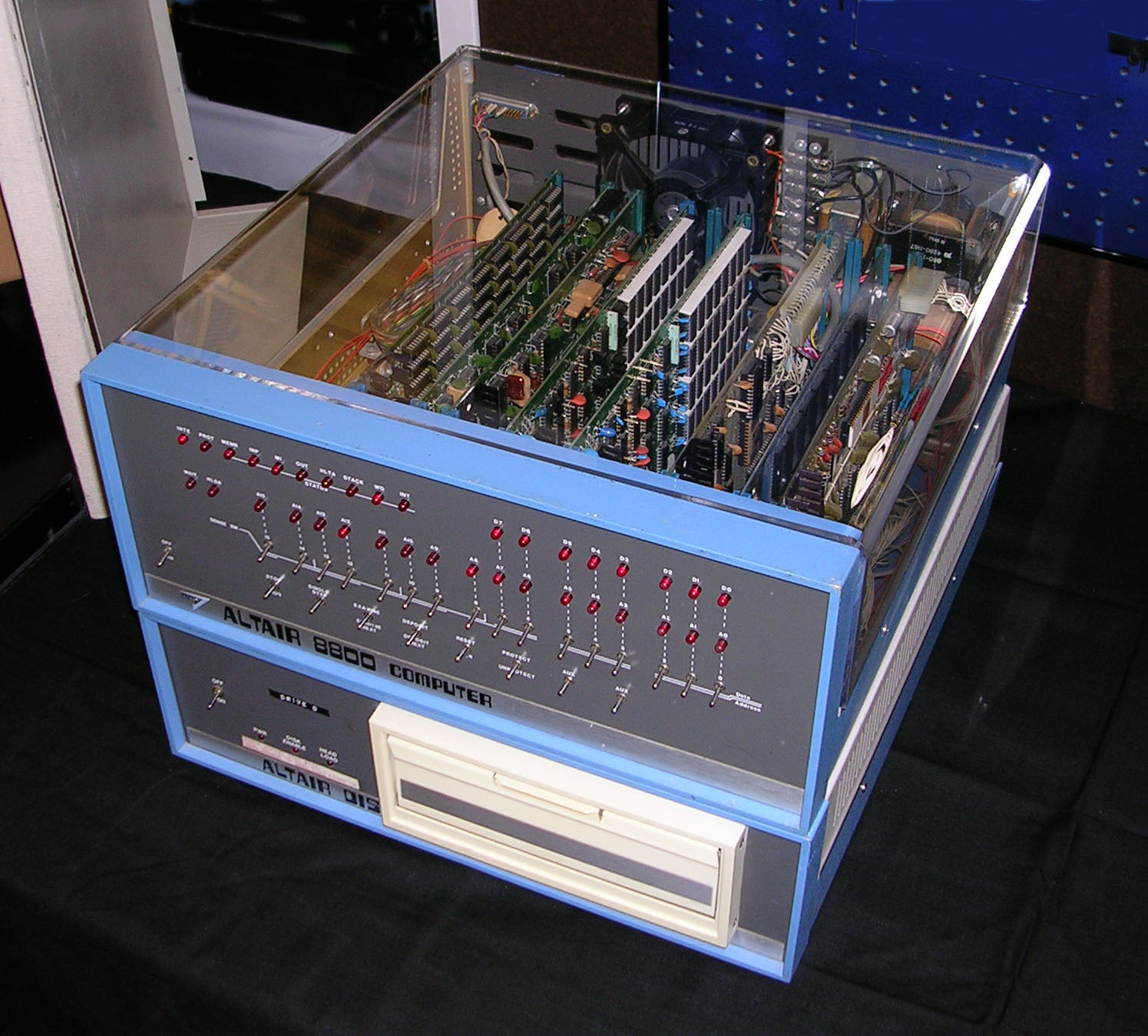 SCP-079 - Máy vi tính MITS Altair 8800 (1975) kèm ổ đĩa mềm 8 inch — một trong những máy tính cá nhân tiêu biểu của thập niên 1970.