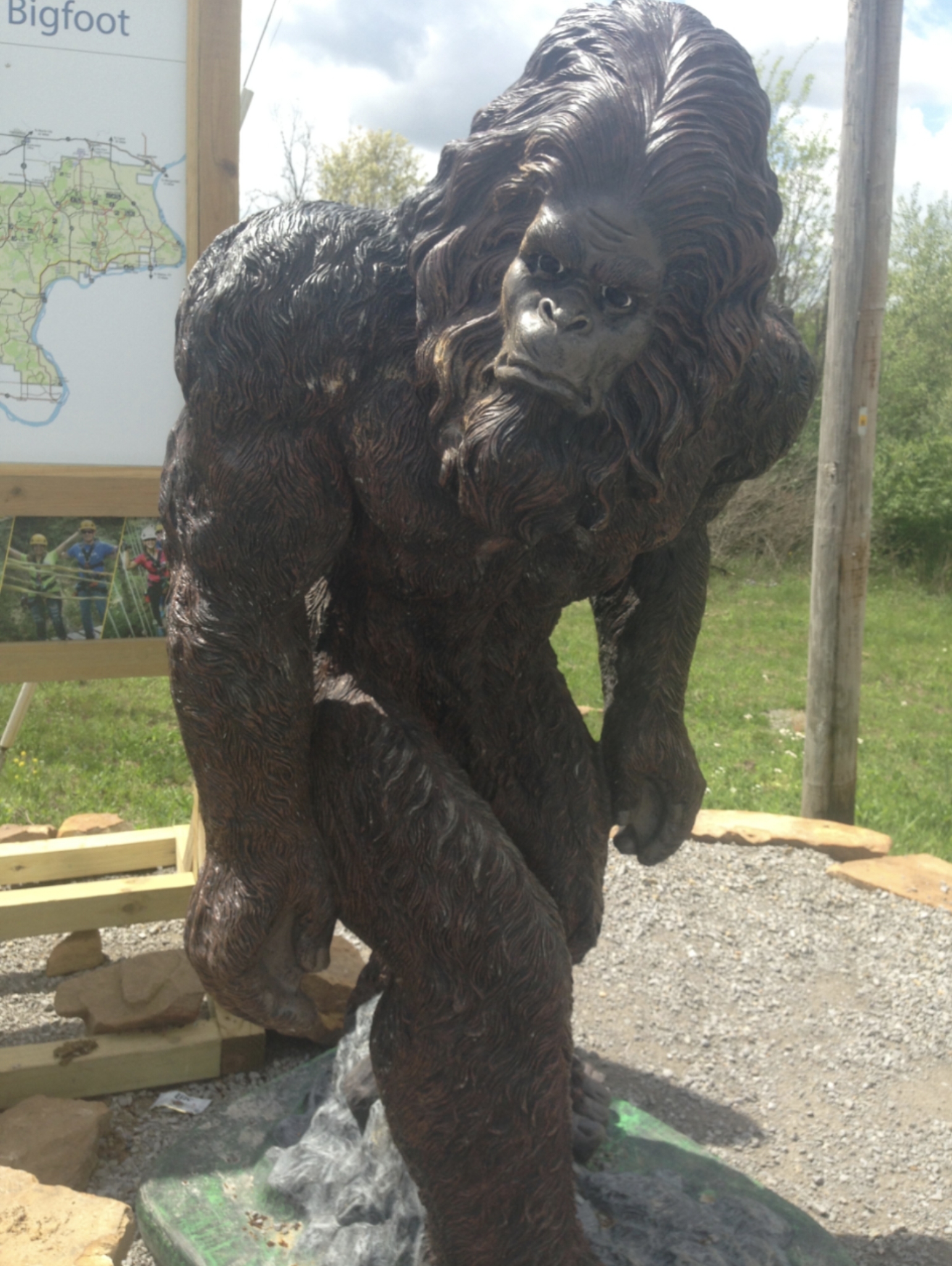 SCP-1000 - Tượng Bigfoot (Đại Chân) đặt trong rừng quốc gia Shawnee, bang Illinois, Hoa Kỳ.