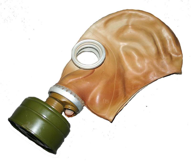 SCP-1499 - Mặt nạ phòng độc quân dụng GP-5 của Liên Xô, chụp trên nền trơn.