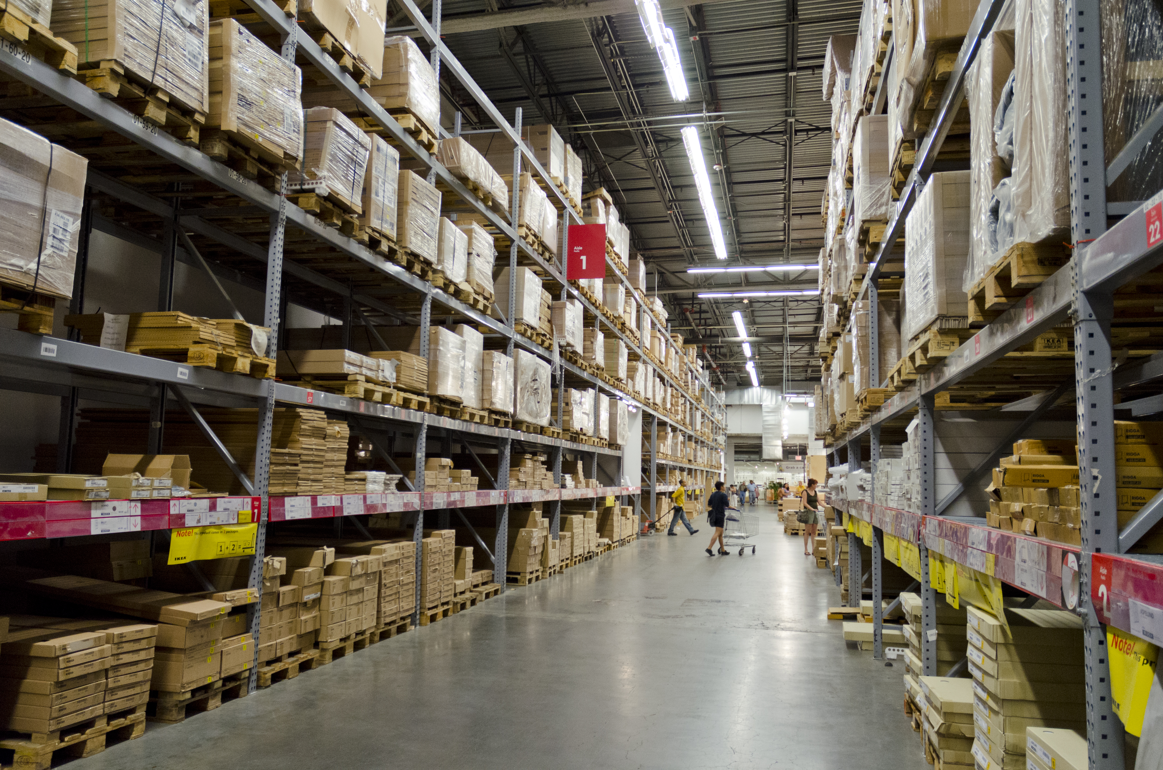 SCP-3008 - Một lối đi dài giữa các kệ hàng trong khu kho hàng của siêu thị nội thất IKEA (Brooklyn, New York).