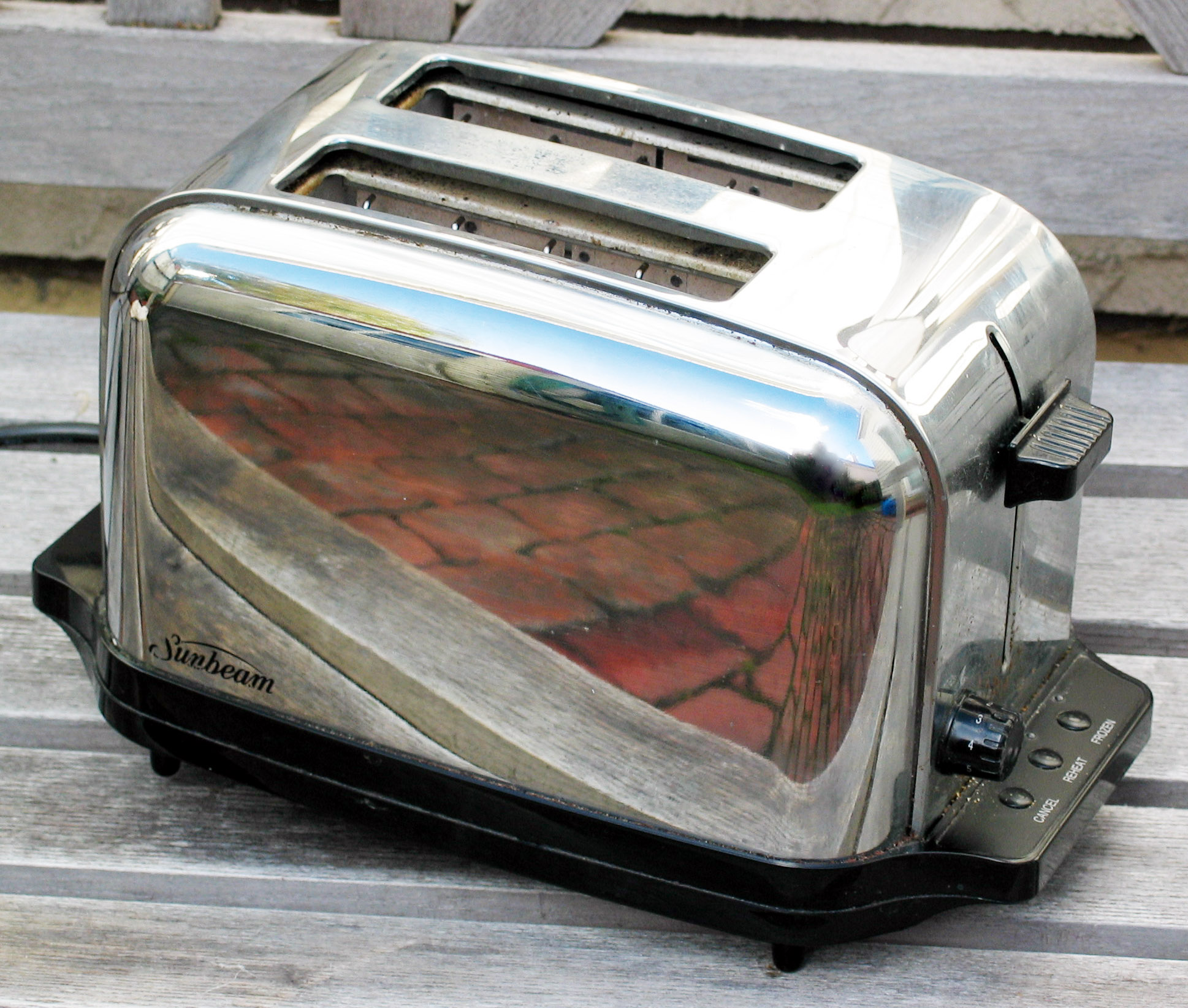SCP-426 - Một chiếc lò nướng bánh mì (toaster) hai khe kiểu bật lên thông dụng.