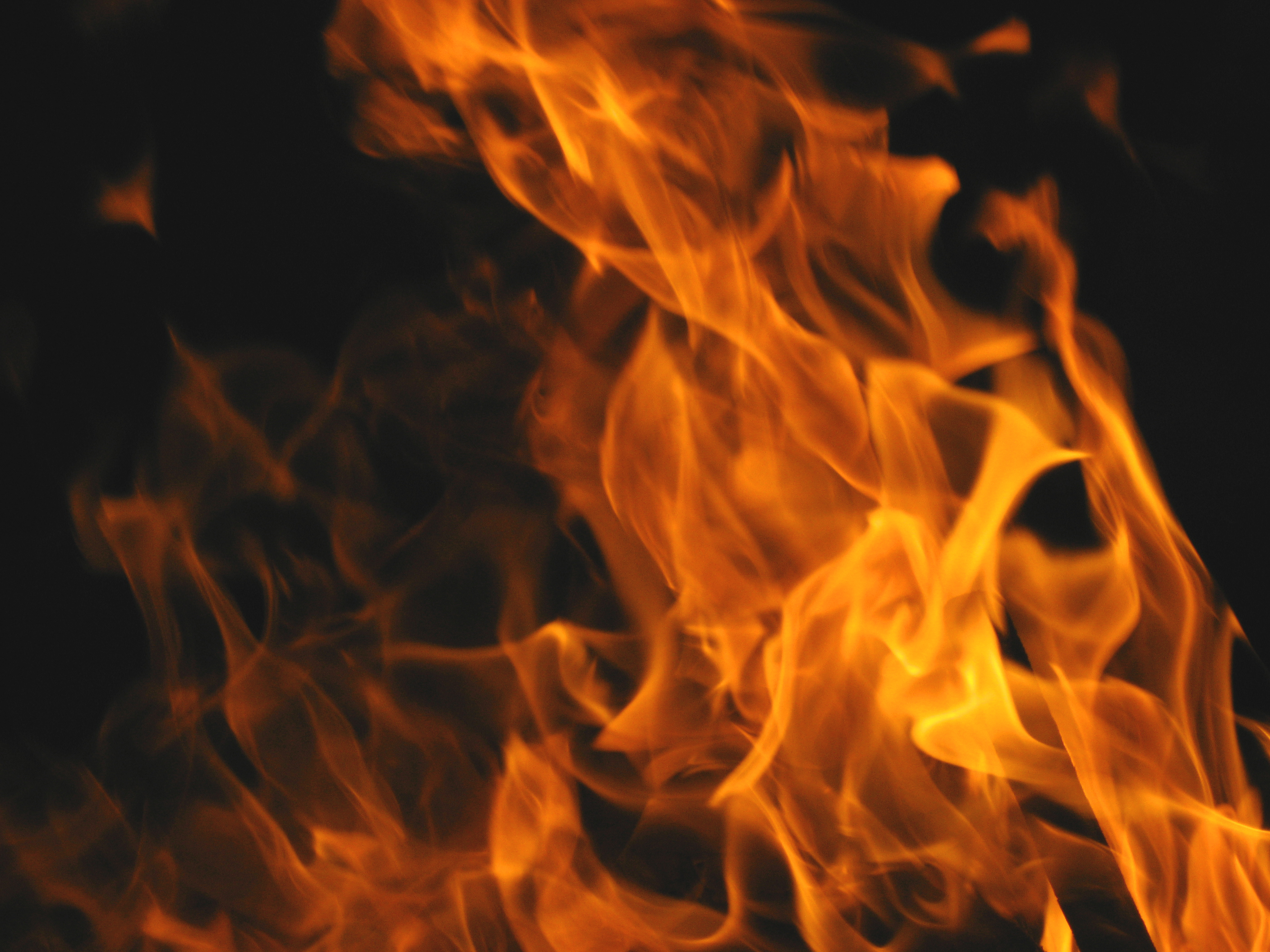 SCP-457 - Những ngọn lửa bùng cháy dữ dội trong một đống lửa lớn