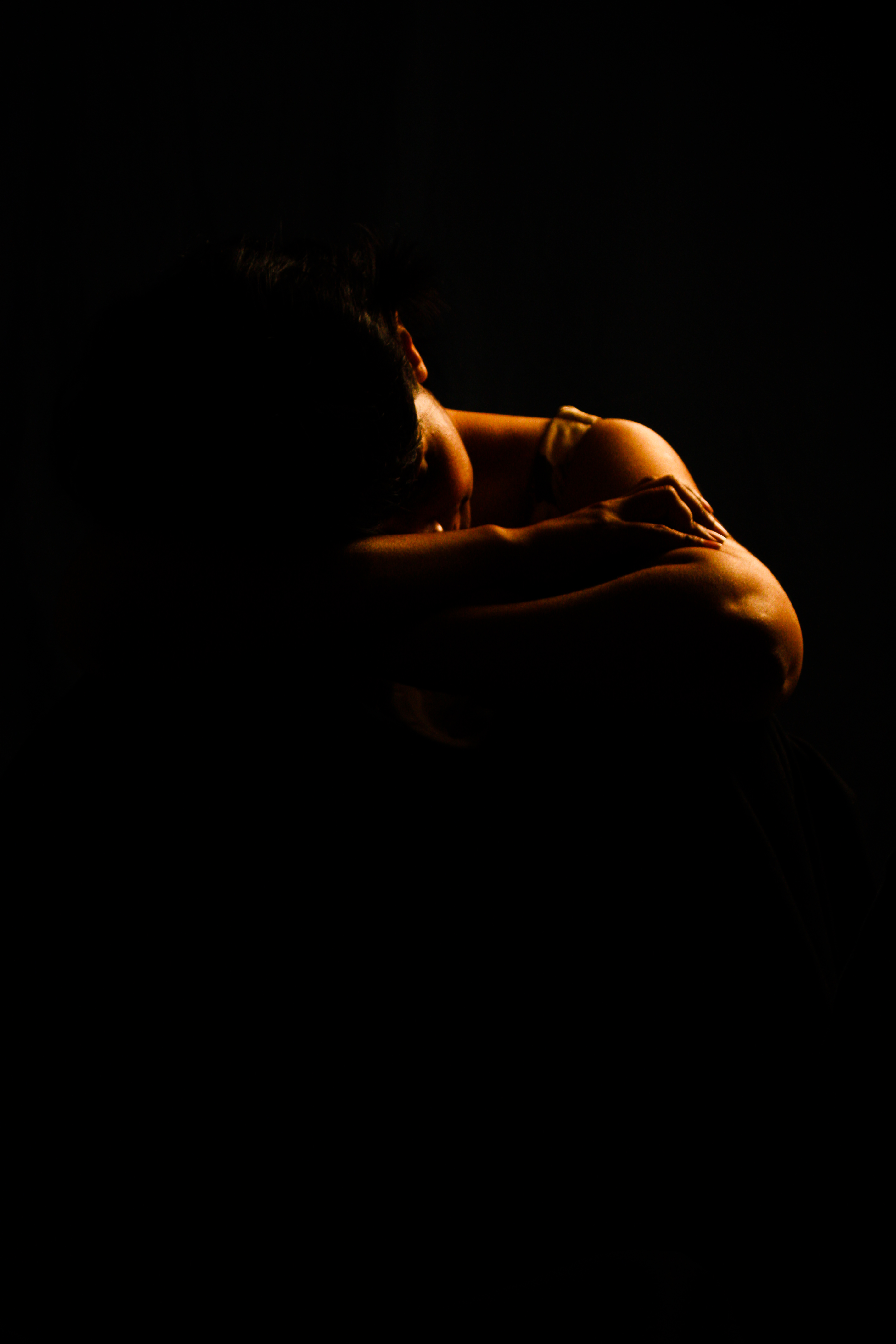 SCP-966 - Một người trằn trọc mất ngủ trong bóng tối, khung cảnh sáng-tối tương phản gợi cảm giác đêm khuya không ngủ được.