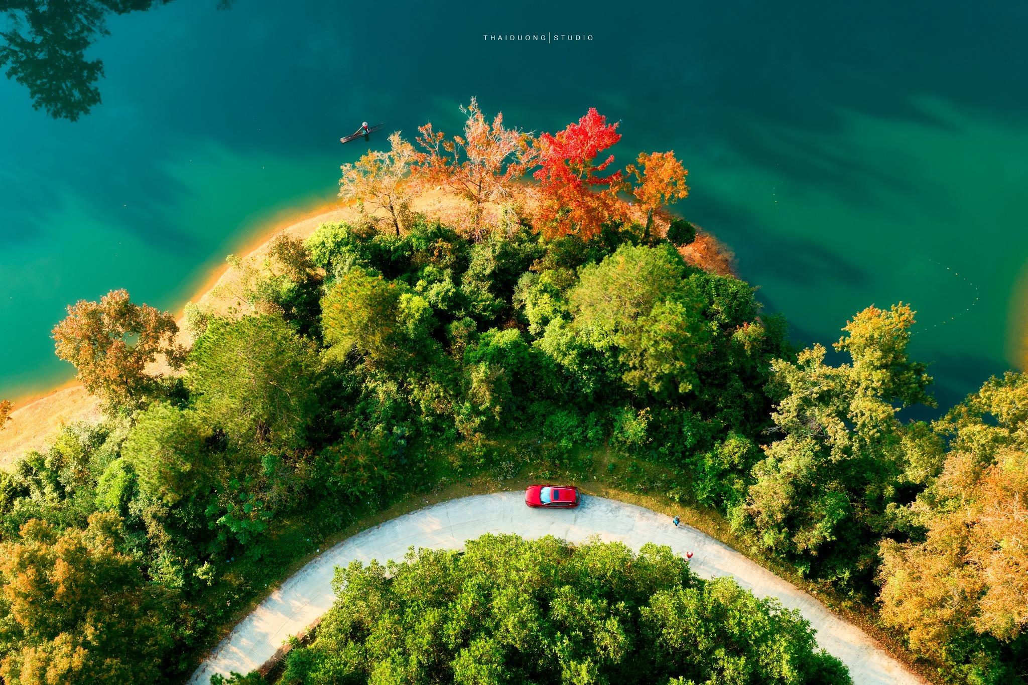 Mùa lá đỏ Hồ Bản Viết, Trùng Khánh, Cao Bằng đang vào độ đẹp nhất