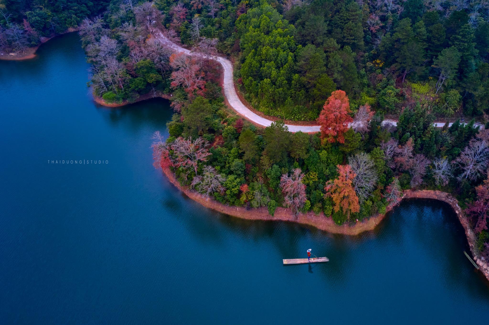 Mùa lá đỏ Hồ Bản Viết, Trùng Khánh, Cao Bằng đang vào độ đẹp nhất