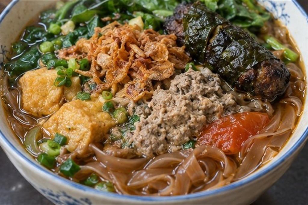 Bánh đa cua Hải Phòng: sợi bánh đỏ và bát nước cua mang tính cách đất Cảng