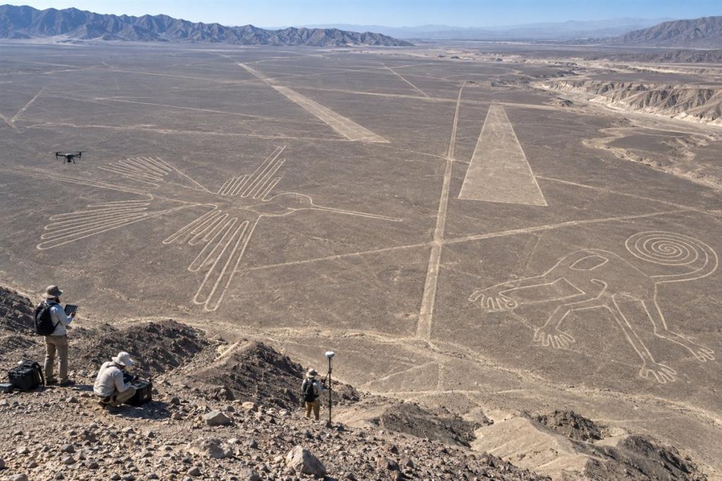 Khảo sát trên không các đường và hình vẽ Nazca giữa sa mạc Peru