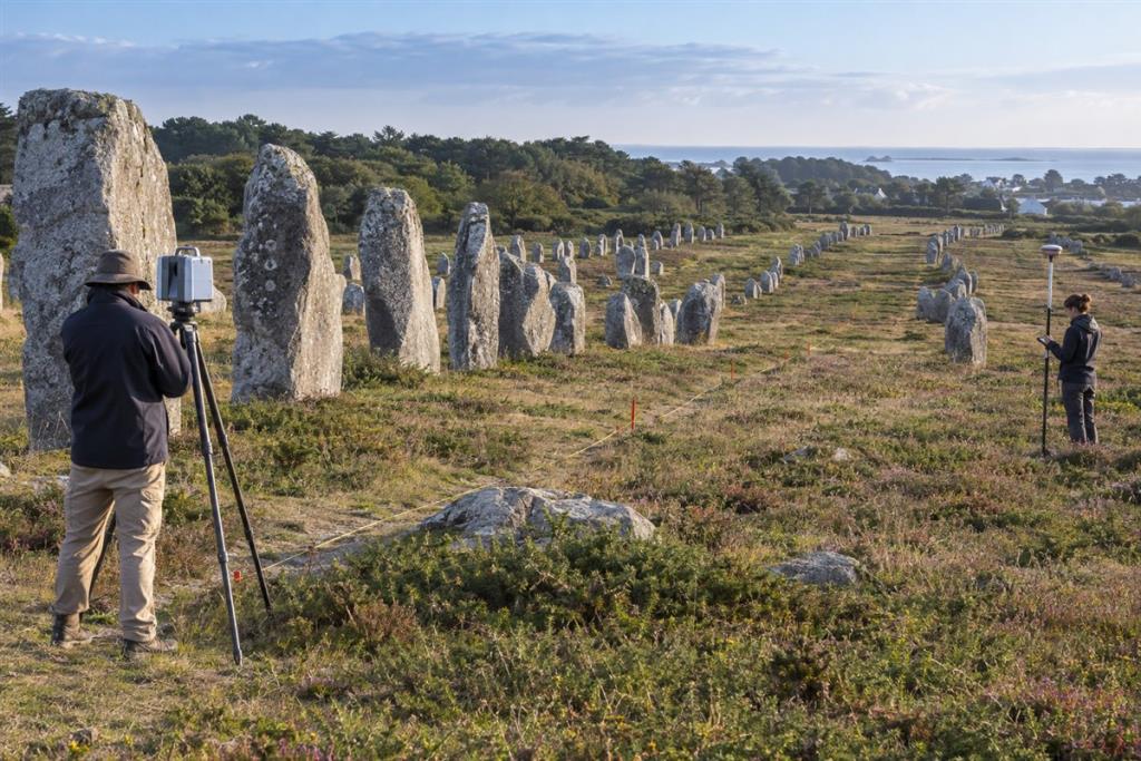 Các hàng menhir Carnac kéo dài qua cảnh quan Brittany