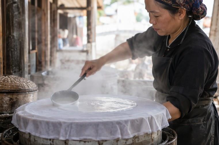Người thợ tráng bánh trên mặt vải