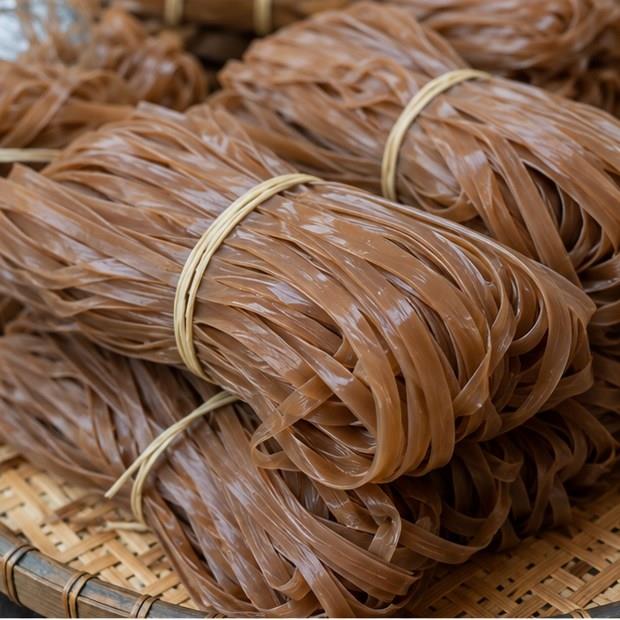 Những bó bánh đa đỏ Hải Phòng