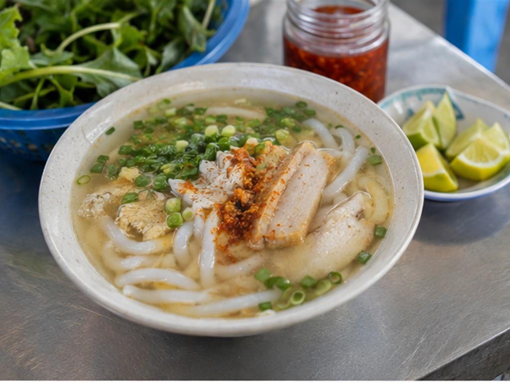 Mì Quảng tạo độ no nhờ sợi, nhân, rau và bánh tráng cùng hoạt động.