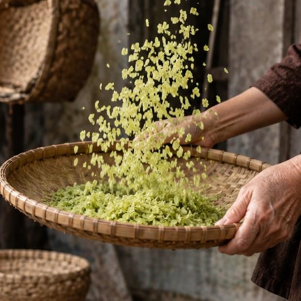 Cốm được sàng trong nia tre