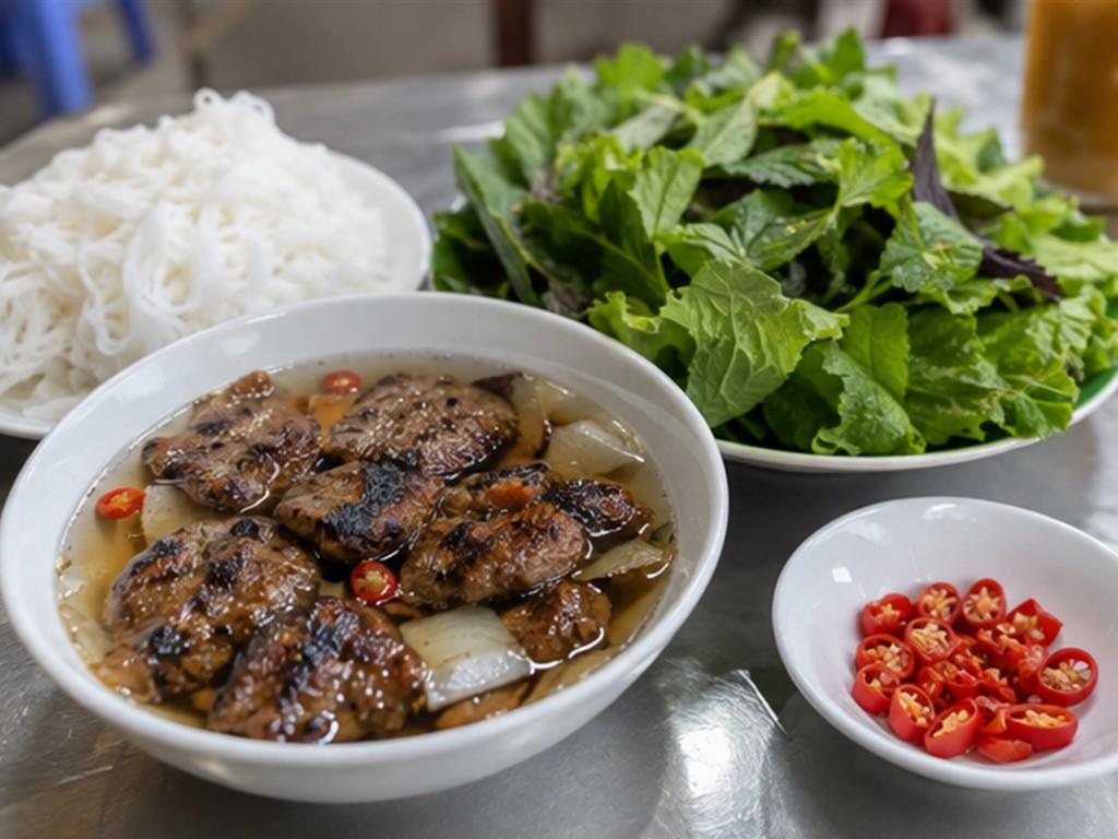 Bún chả là lựa chọn bữa trưa có thể điều chỉnh phần ăn khá linh hoạt.