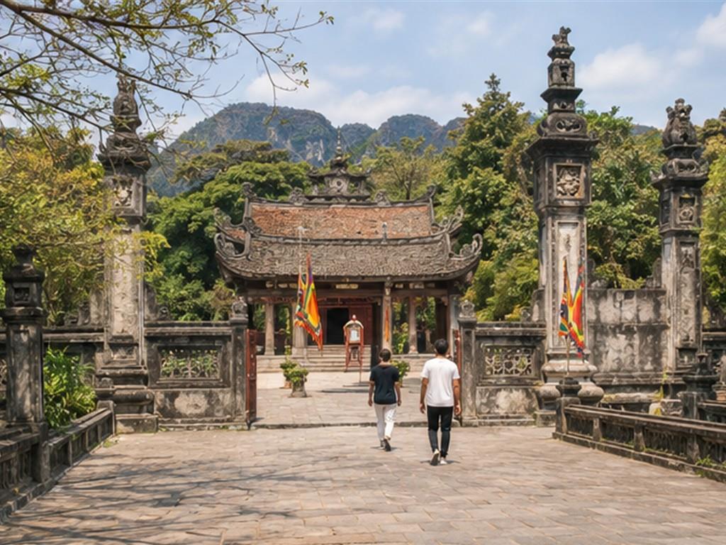 Hoa Lư bổ sung chiều sâu lịch sử cho hành trình ngắm cảnh.