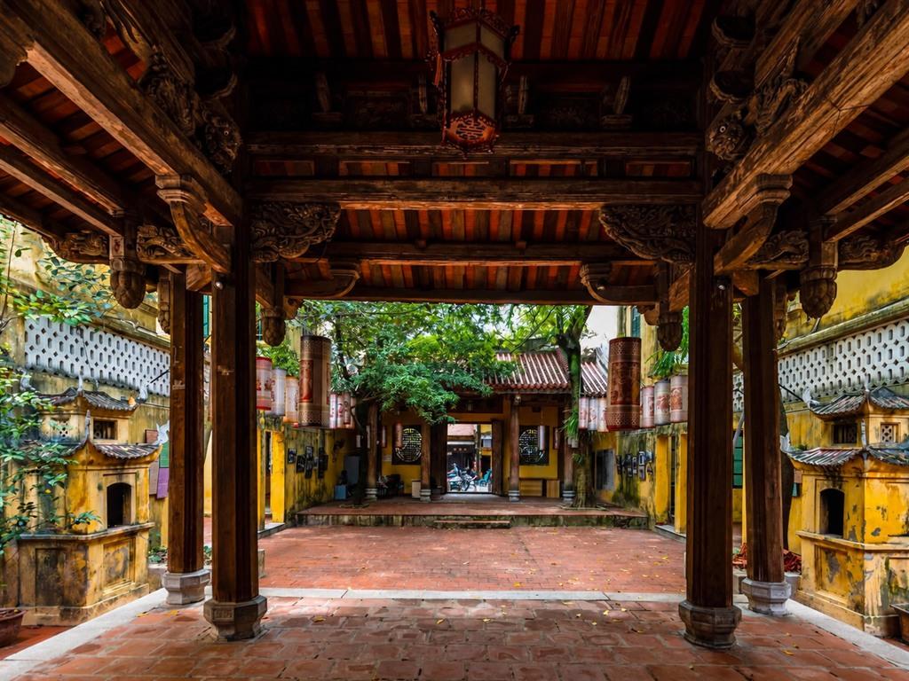 Hệ khung gỗ và mái ngói nhìn từ bên trong hội quán.