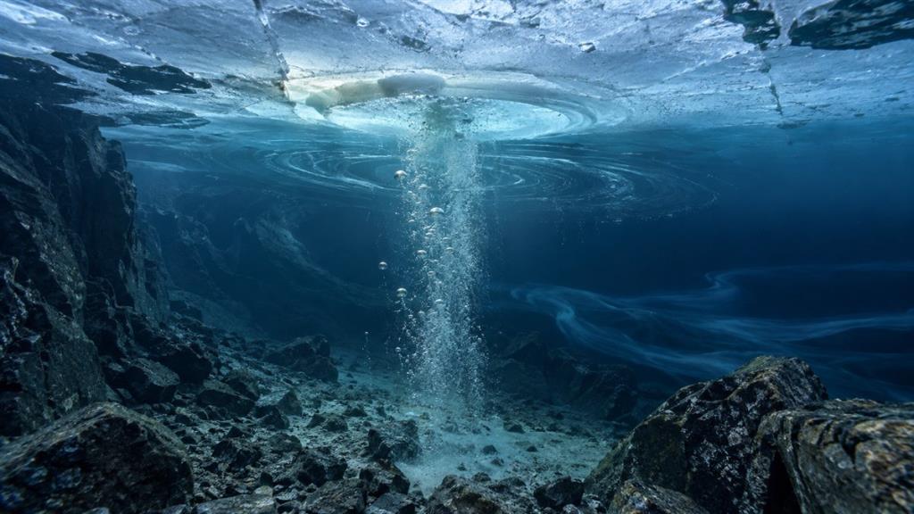 暖水流上升在贝加尔湖冰下形成对流