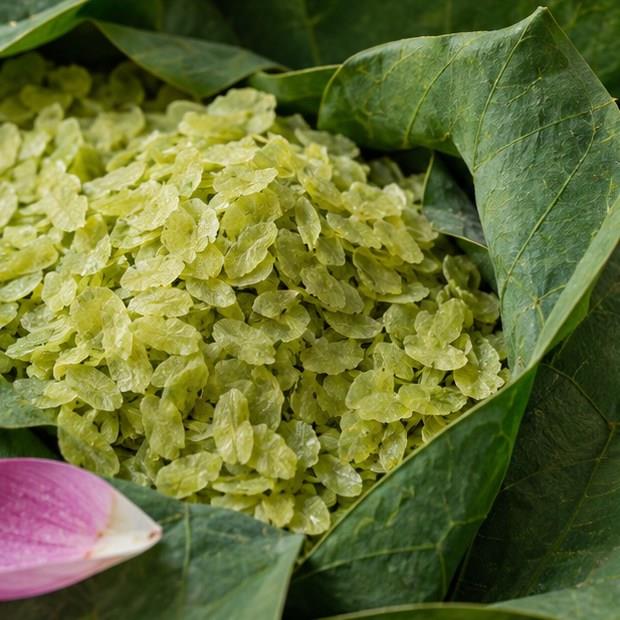 Hạt cốm mỏng bên lớp lá sen