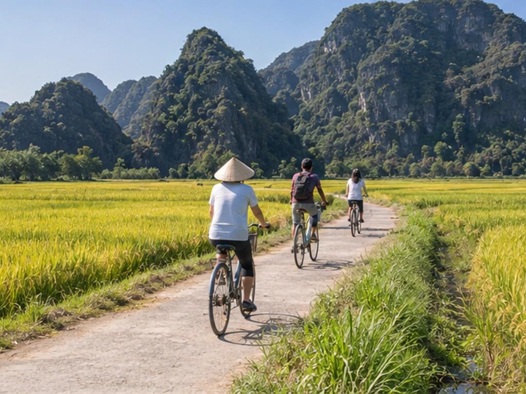 Đạp xe buổi sớm là cách chậm rãi để cảm nhận vùng quê đá vôi.