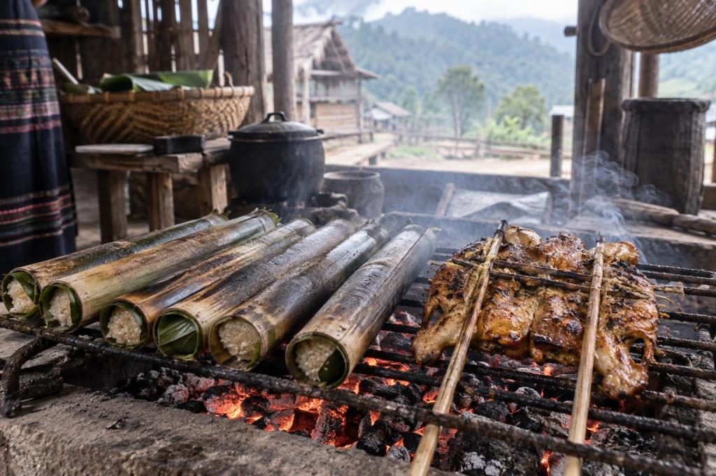 Cơm lam và gà nướng trên bếp than Tây Nguyên