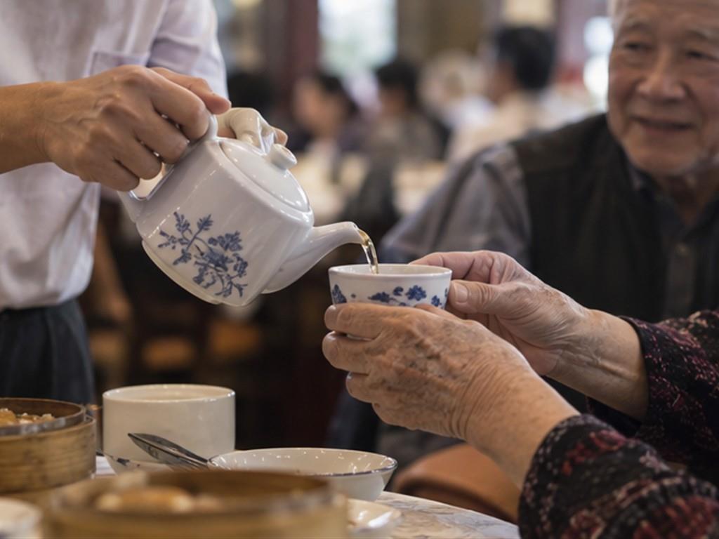 Rót trà là một thao tác giản dị nhưng làm rõ tinh thần quan tâm lẫn nhau.