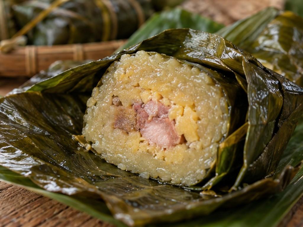 Gói bánh cùng nhau là cách kỹ thuật gia đình được truyền qua quan sát.