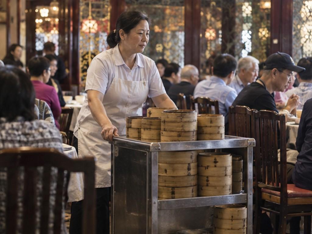 Xe đẩy dim sum gợi nhớ nhịp phục vụ của nhiều trà lâu truyền thống.