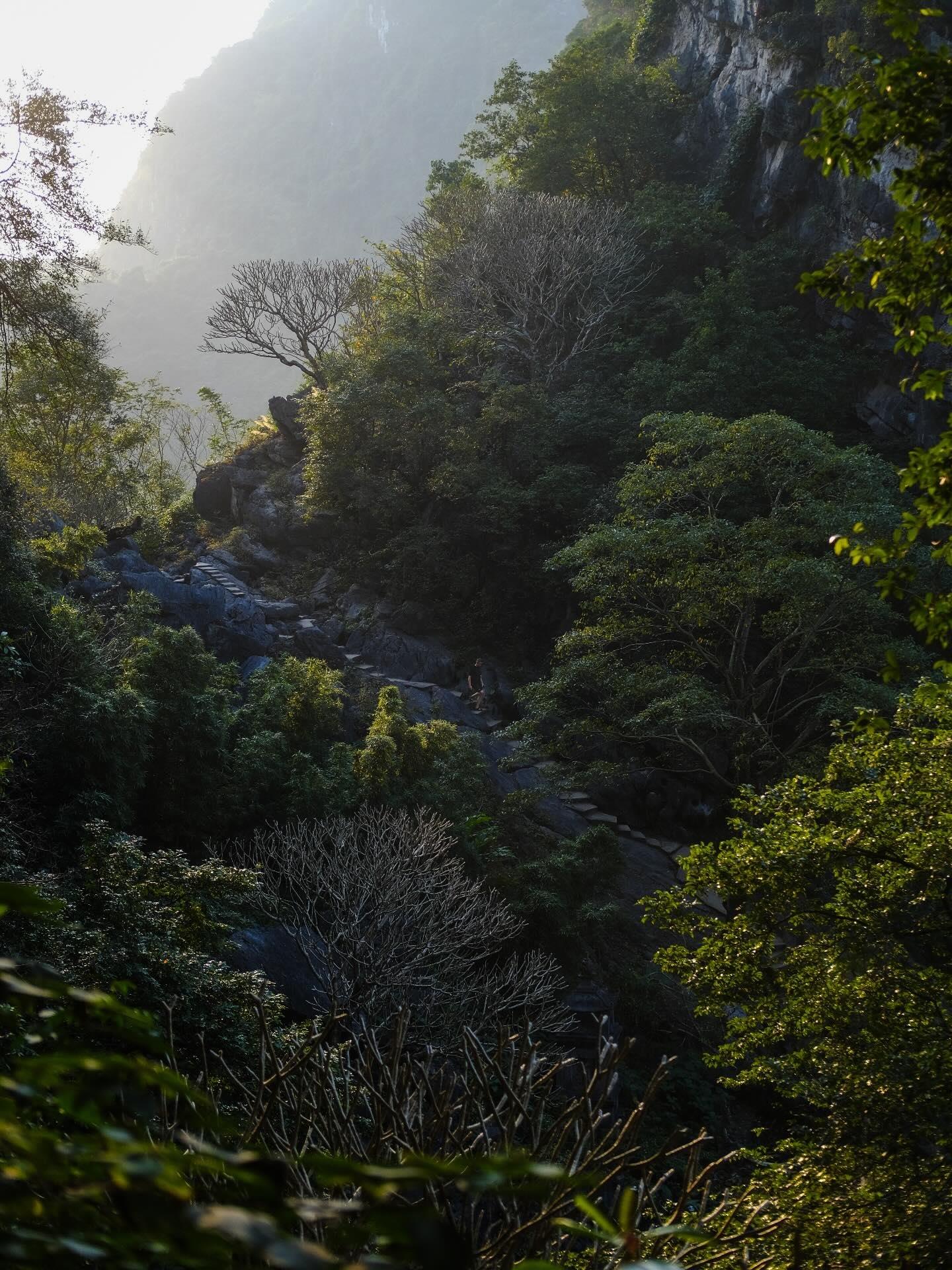 Góc nhìn đẹp của chùa Bích Động trong khu Tam Cốc từ cổng sau