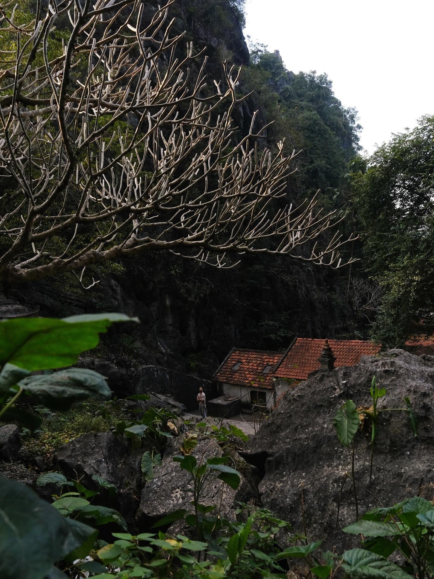 Góc nhìn đẹp của chùa Bích Động trong khu Tam Cốc từ cổng sau