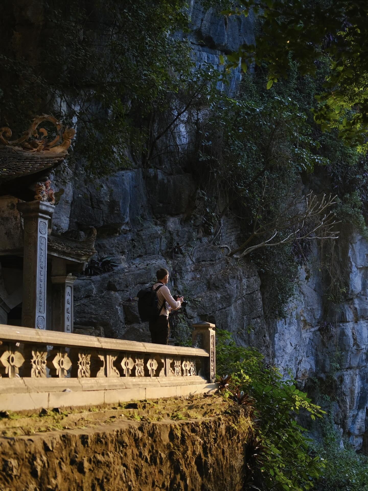 Góc nhìn đẹp của chùa Bích Động trong khu Tam Cốc từ cổng sau