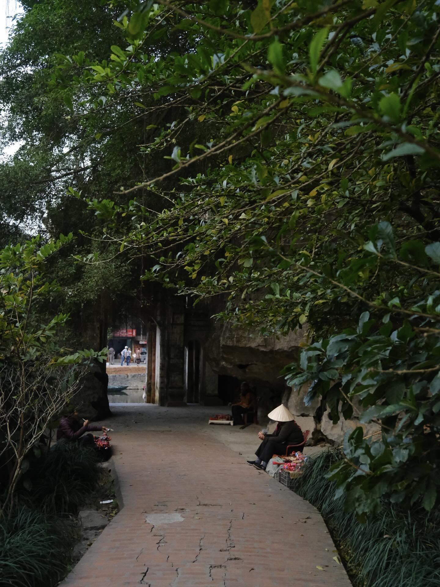 Góc nhìn đẹp của chùa Bích Động trong khu Tam Cốc từ cổng sau