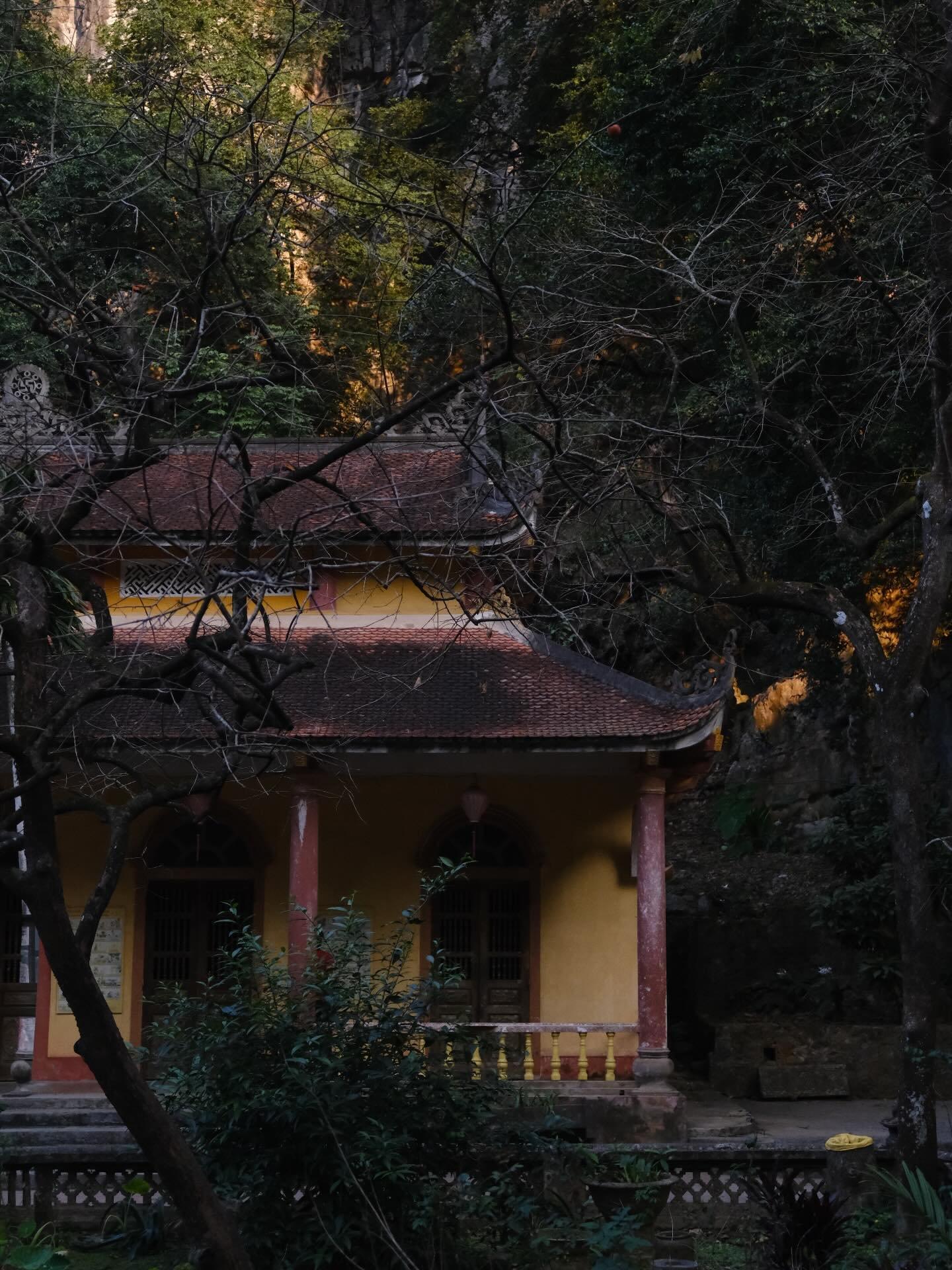 Góc nhìn đẹp của chùa Bích Động trong khu Tam Cốc từ cổng sau