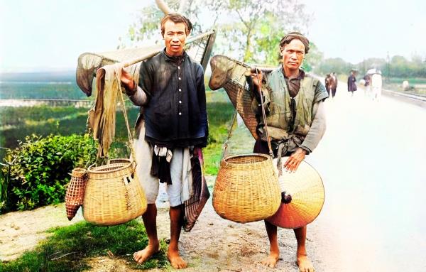 [Ảnh xưa] hai người đàn ông nông thôn Việt Nam trong trang phục truyền thống