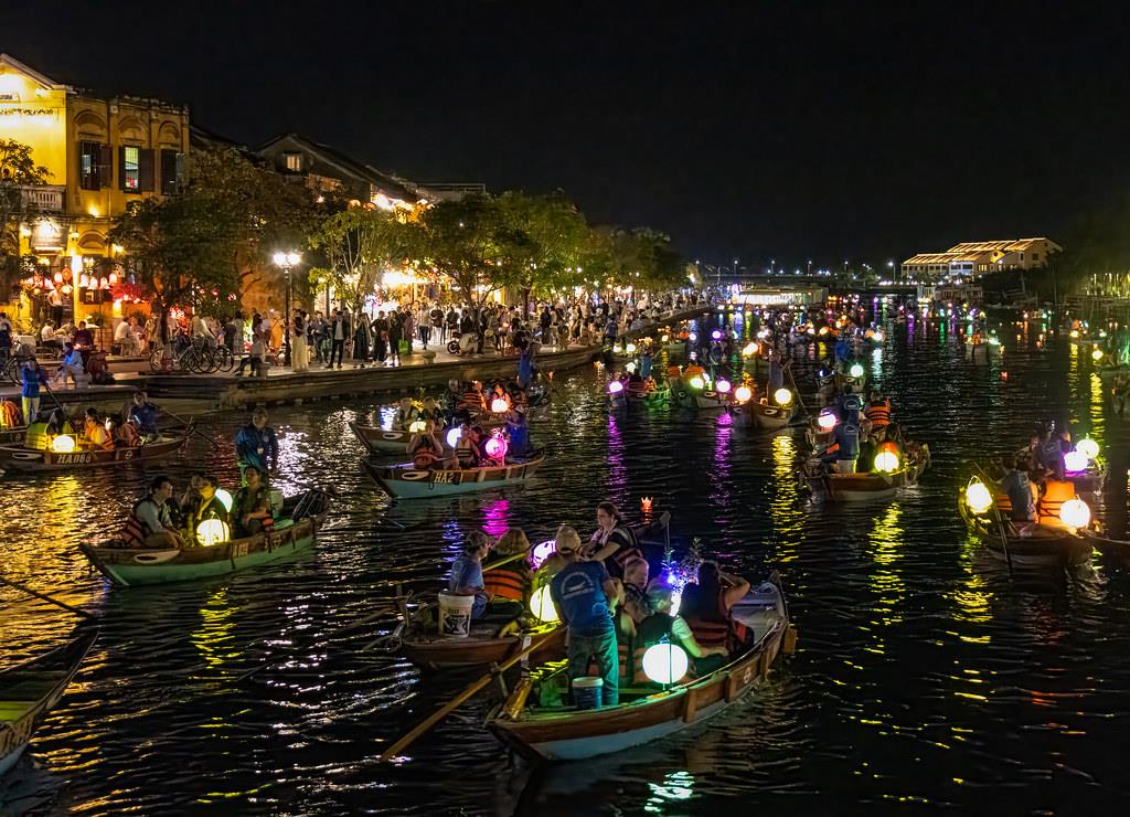 HỘI AN VỀ ĐÊM - KHI PHỐ CỔ LÊN ĐÈN VÀ TRỞ NÊN ĐẸP NHƯ MỘT GIẤC MƠ