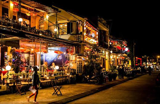 HỘI AN VỀ ĐÊM - KHI PHỐ CỔ LÊN ĐÈN VÀ TRỞ NÊN ĐẸP NHƯ MỘT GIẤC MƠ
