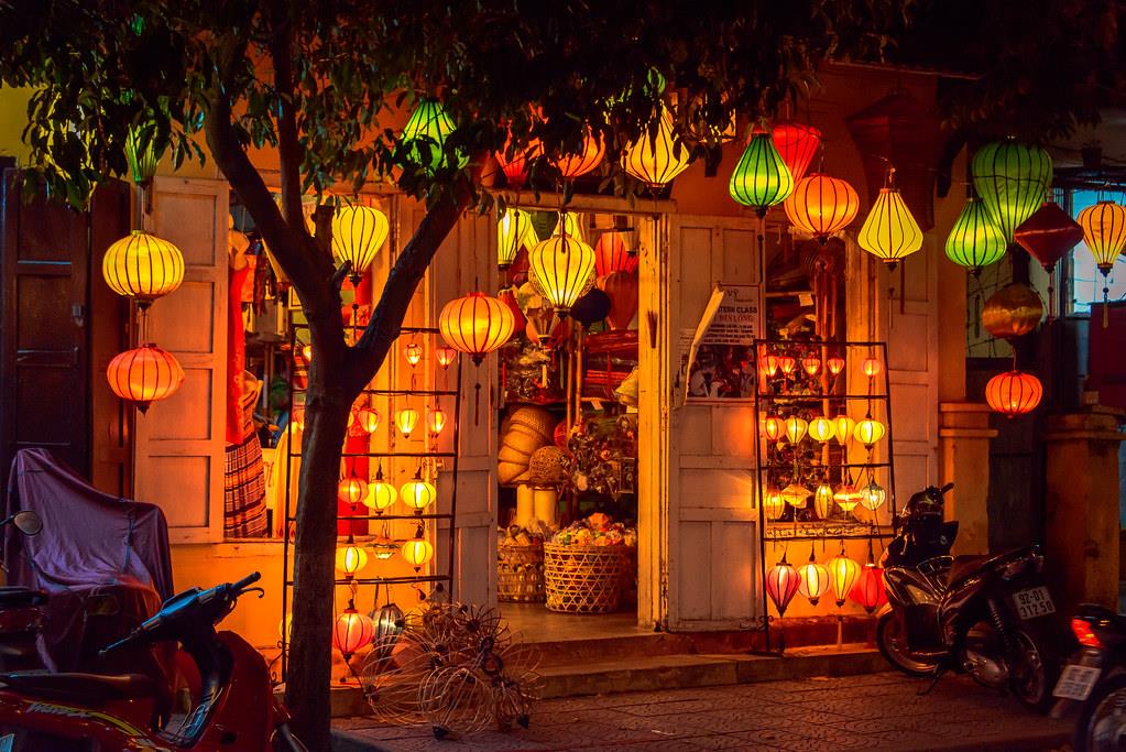 HỘI AN VỀ ĐÊM - KHI PHỐ CỔ LÊN ĐÈN VÀ TRỞ NÊN ĐẸP NHƯ MỘT GIẤC MƠ