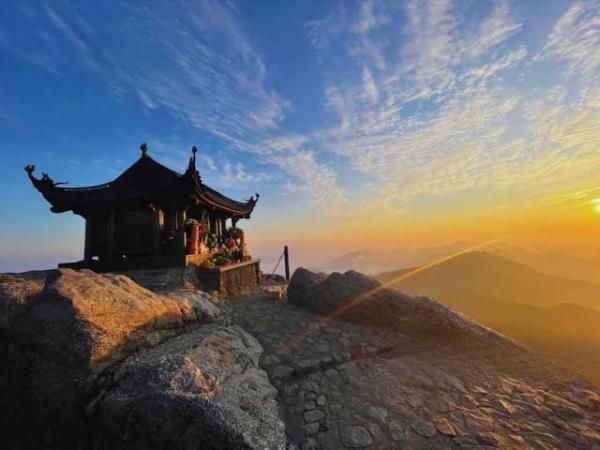 Yên Tử: hành trình lên non thiêng, nên đi bộ hay đi cáp treo?
