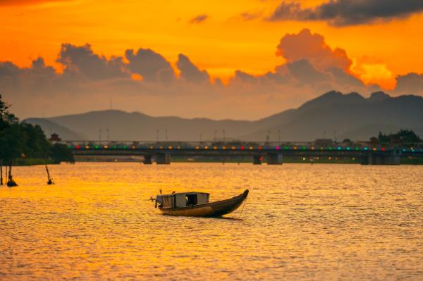 Nhớ Huế, nhớ cả những buổi chiều nắng vàng trải dài bên dòng Hương Giang…
